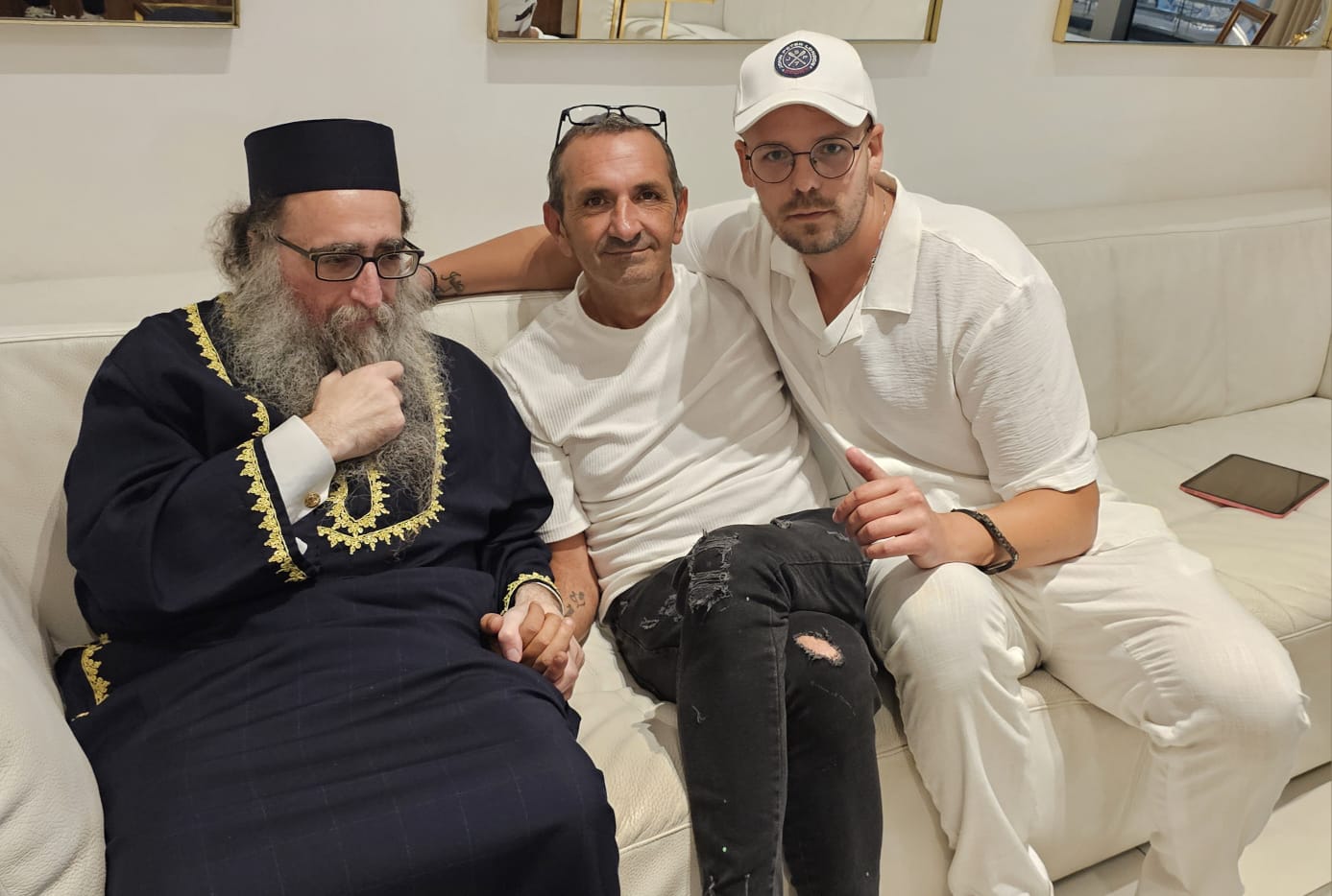 ג'וליאן לוינסון עם איש העסקים עדי צים והרב המקובל יאשיהו פינטו. צילום: יח"צ