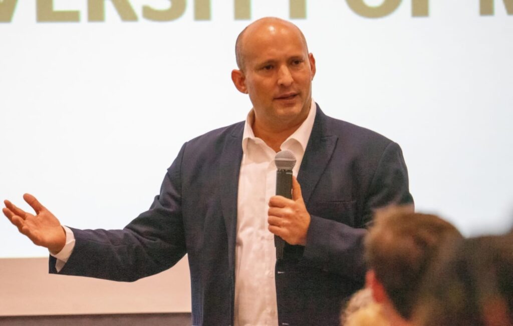 מכוון גבוה. נפתלי בנט. צילום: מסך רשתות חברתיות