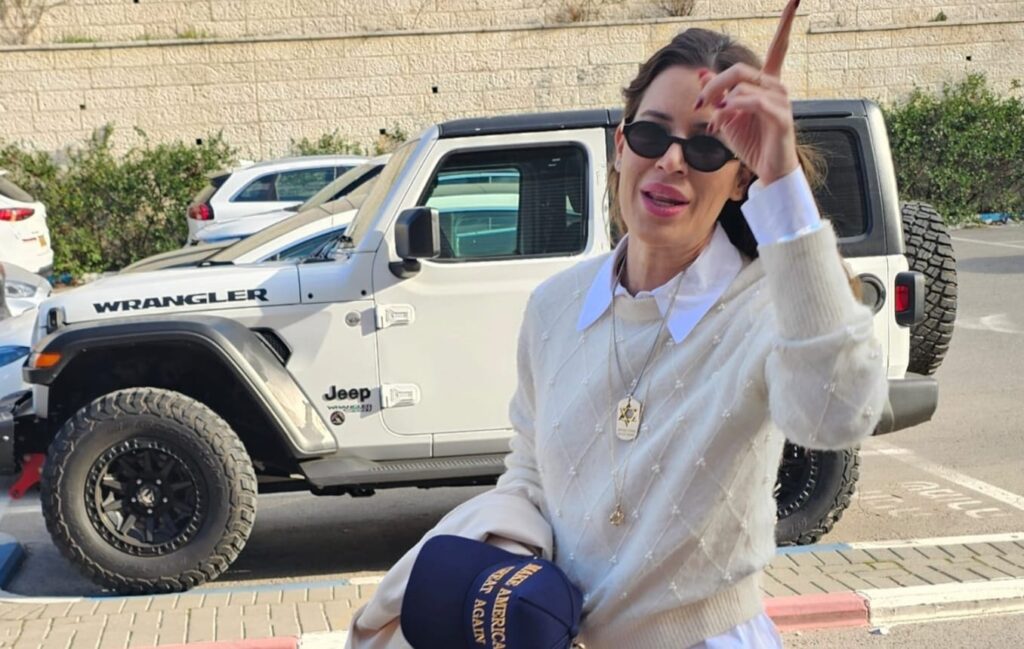 מפגינה. נטלי דדון. צילום: ג'וליאן לוינסון\"אחלה ניוז"