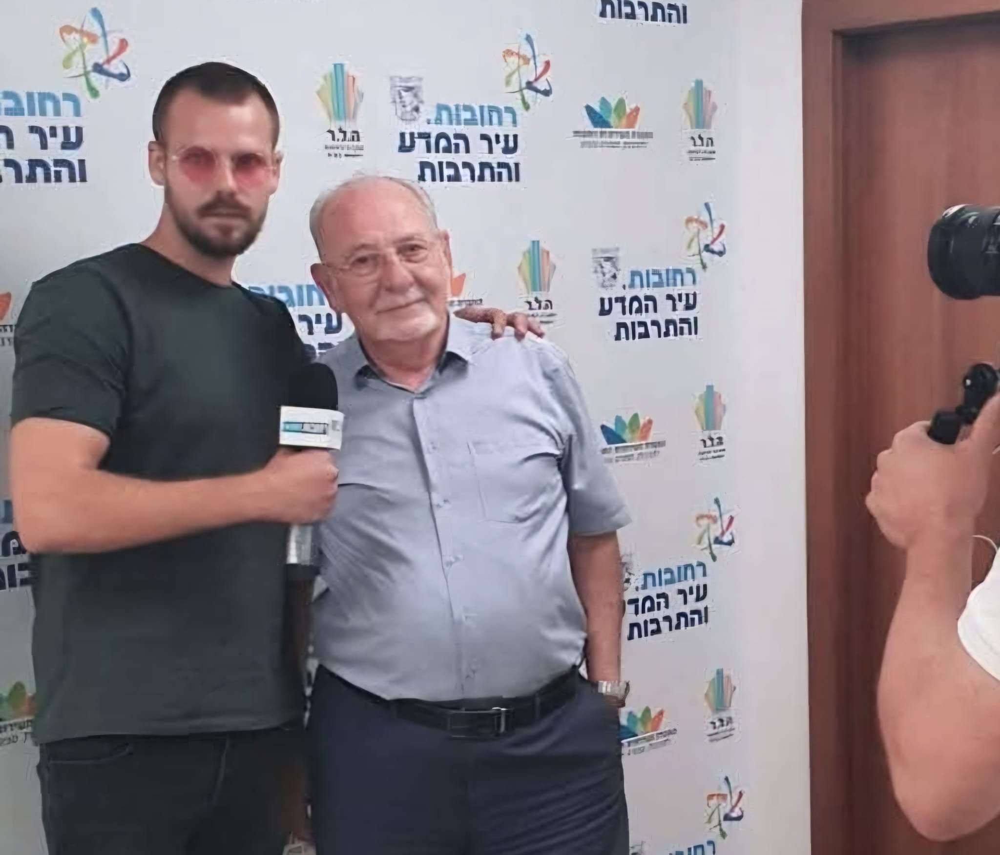 יוליאן לוינסון לאחר ראיון עם ראש עיריית רחובות לשעבר, רחמים מלול. צילום: אולג לוין