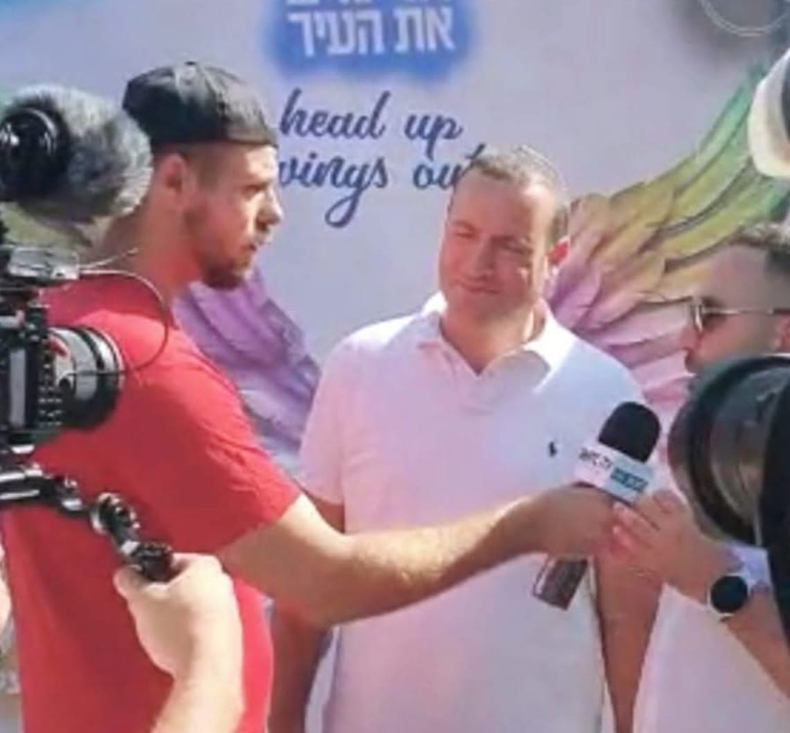 יוליאן לוינסון מראיין את ראש העיר רחובות, מתן דיל וסגנו, אביב איטח. צילום: יח"צ