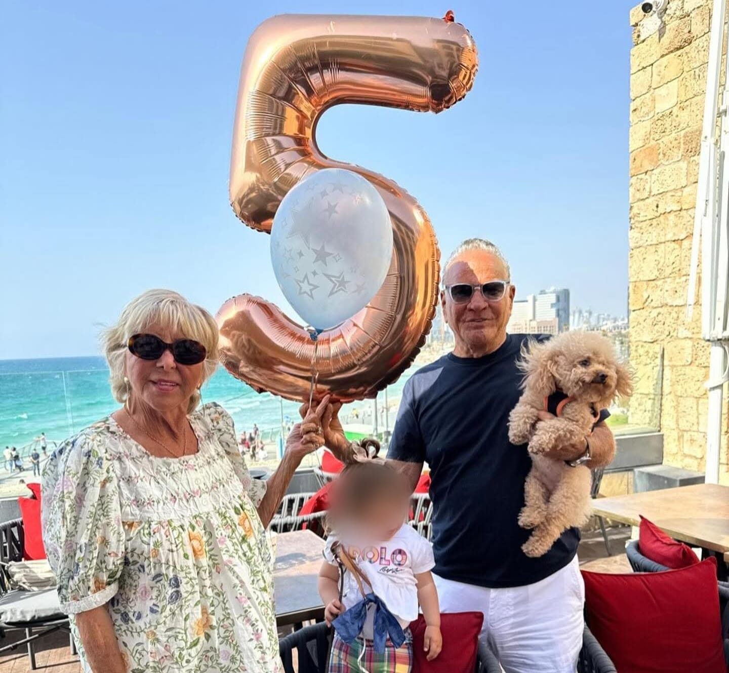 רפי נקש בחגיגות יום ההולדת לכלב המשפחתי "פארוק". צילום: מסך רשתות חברתיות