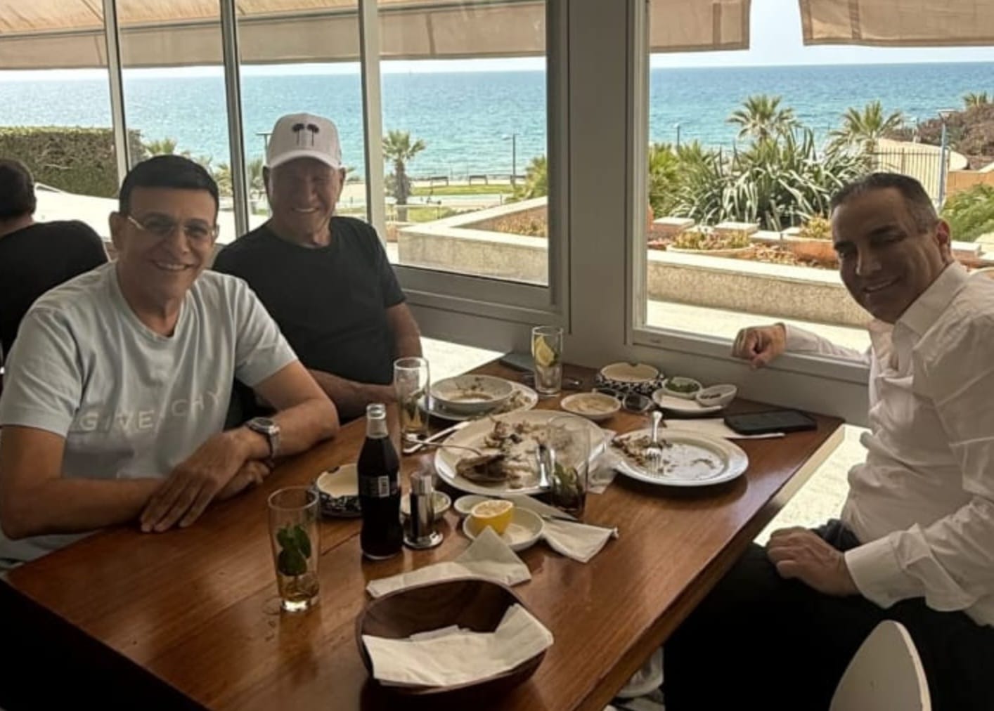 רוני מאנה חוגג עם אבי חורמרו ורפי נקש. מימין לשמאל: אבי חורמרו, רפי נקש ורוני מאנה. צילום: מסך רשתות חברתיות