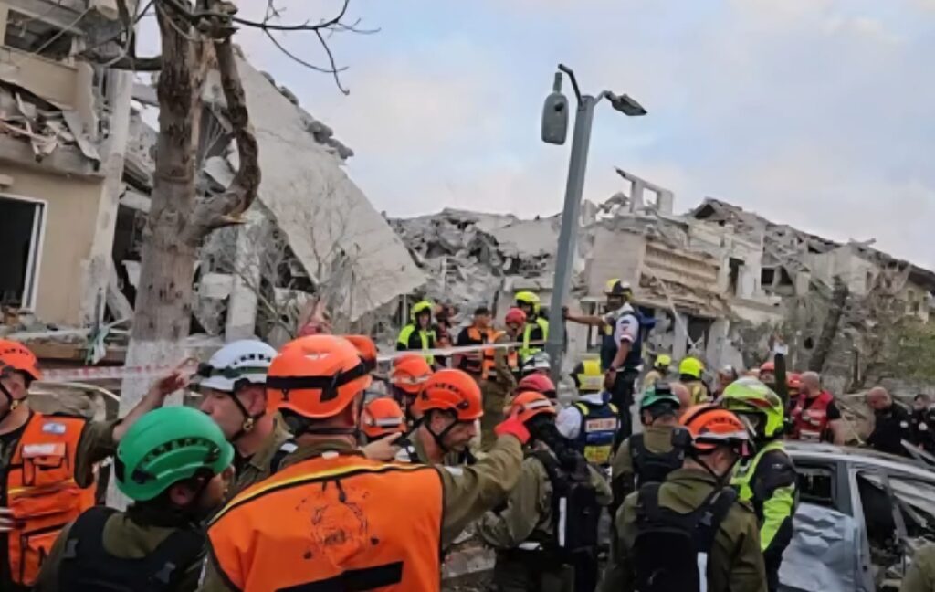 פגיעת טיל איראני בבתים במרכז הארץ. צילום: תיעוד מבצעי מד"א