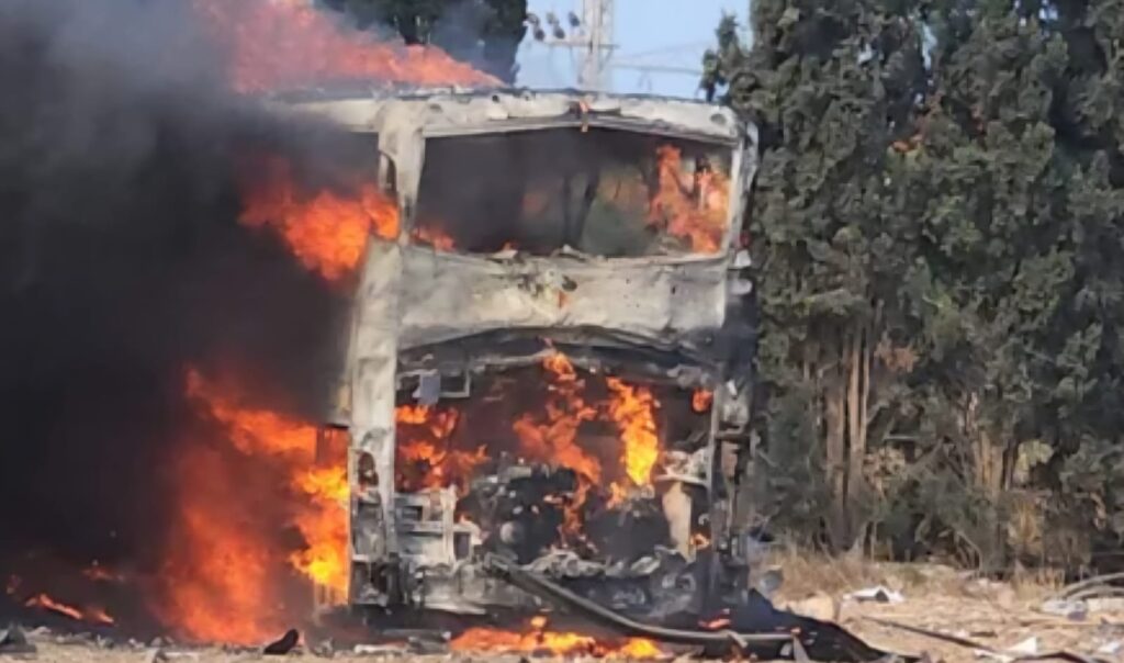 פגיעת טיל איראני באוטובוס. האירוע הסתיים ללא נפגעים. צילום: לפי סעיף 27א'