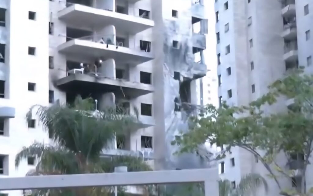 זירת פגיעת הטיל האיראני. צילום: דוברות כבאות והצלה