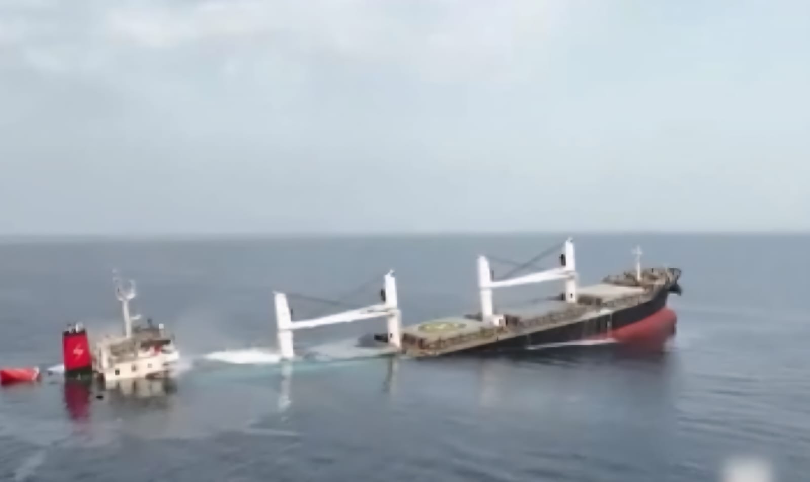 הספינה שתקפו החות'ים. צילום: מסך ערוץ "i24news"