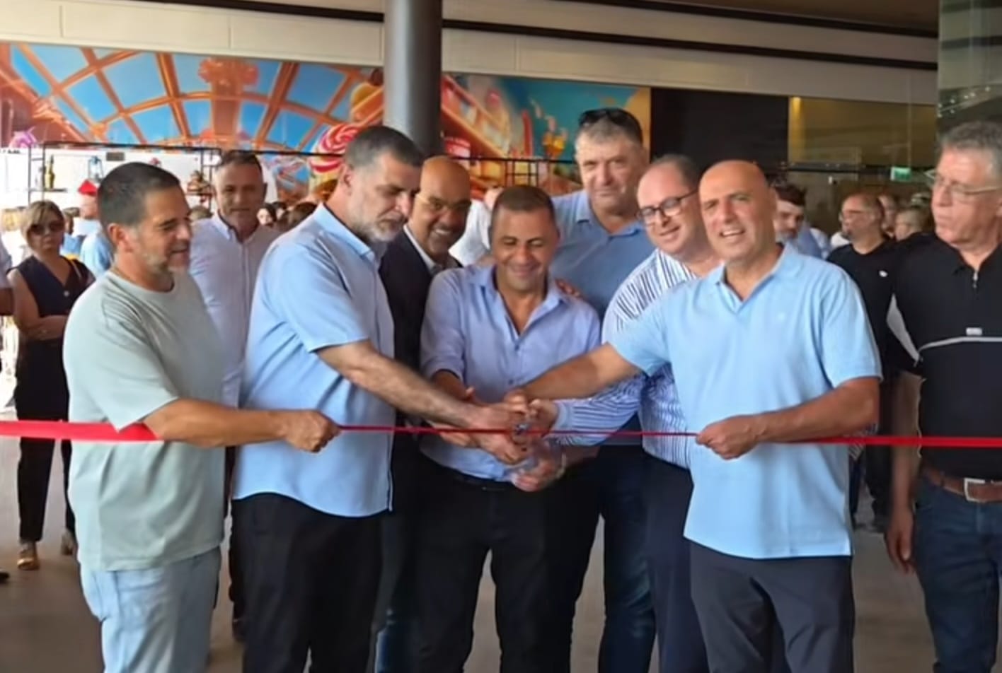 איש העסקים רני צים גוזר את סרט ההשקה האדום. צילום: מסך רשתות חברתיות