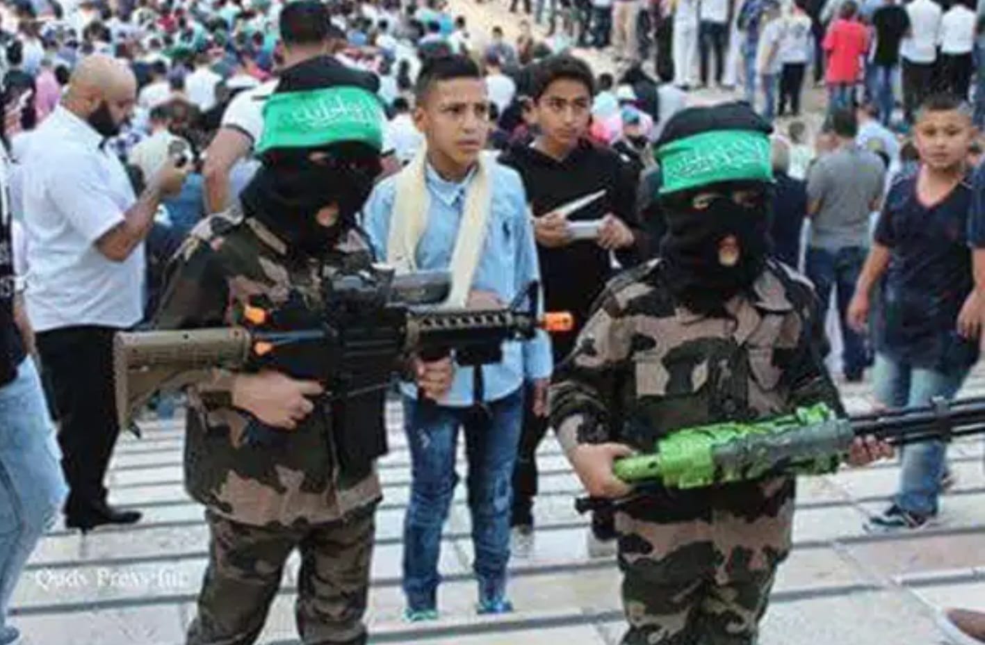 אולי הרעב הוא הפתרון? ילדים מחבלים ברצועת עזה. צילום: מסך רשתות ערביות