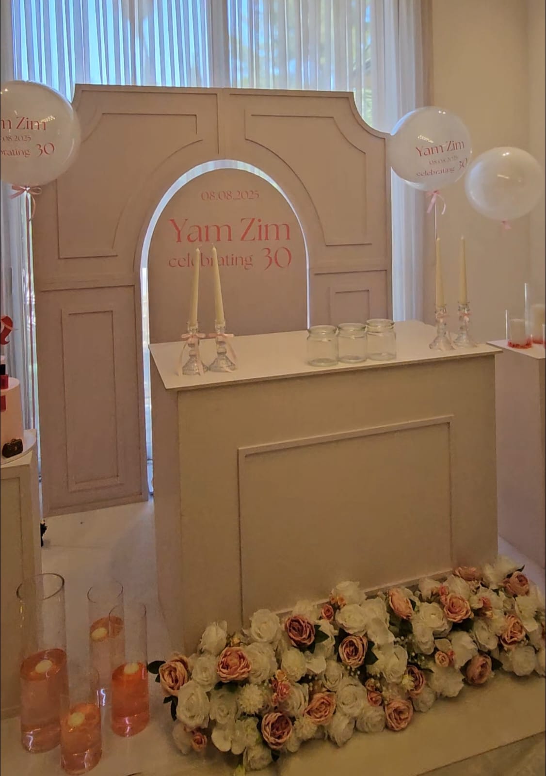 קיר יום ההולדת המעוצב שעיצבה עמית טאקו לים צים. צילום: יח"צ