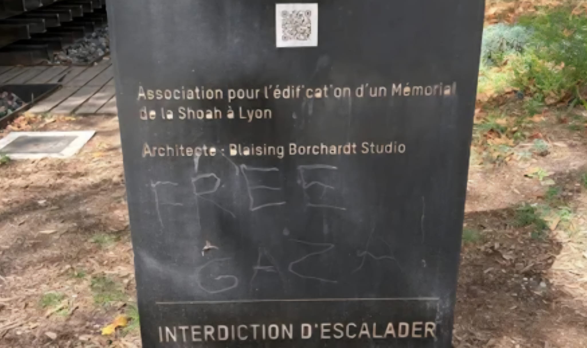 אנטישמיות באירופה -אנדרטת השואה בליון הושחתה. צילום: מסך רשתות חברתיות