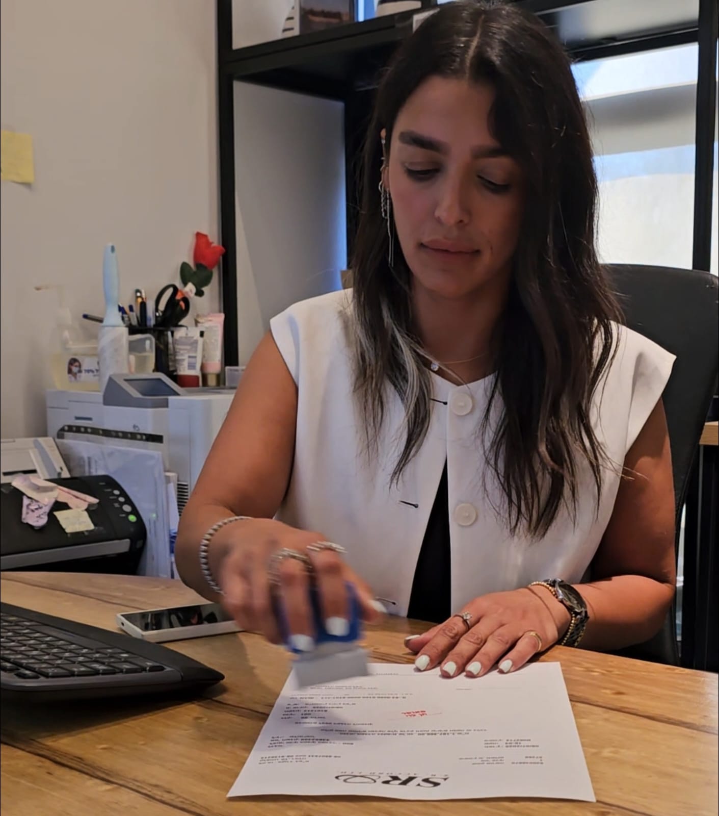 "אנחנו מצילים עסקים - אישרתי הלוואות במיליונים". חן לוי מאשרת ומצילה את העסק הבא. צילום: יח"צ