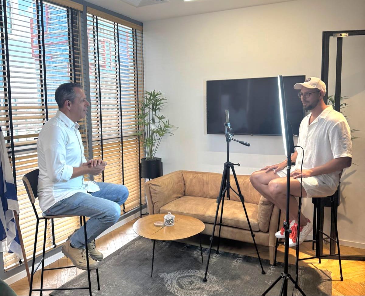 יוליאן לוינסון מראיין את יועץ התקשורת הבכיר, רונן צור. צילום: יוליאן לוינסון יח"צ