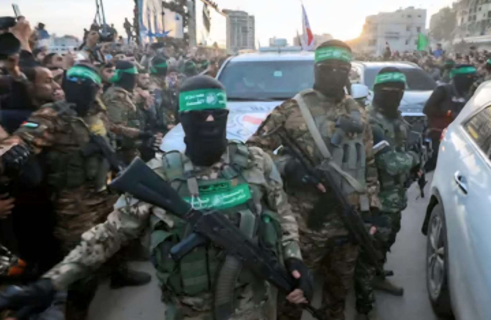 מחבלי ארגון הטרור חמאס. צילום: מסך רשתות ערביות\לפי סעיף 27א'