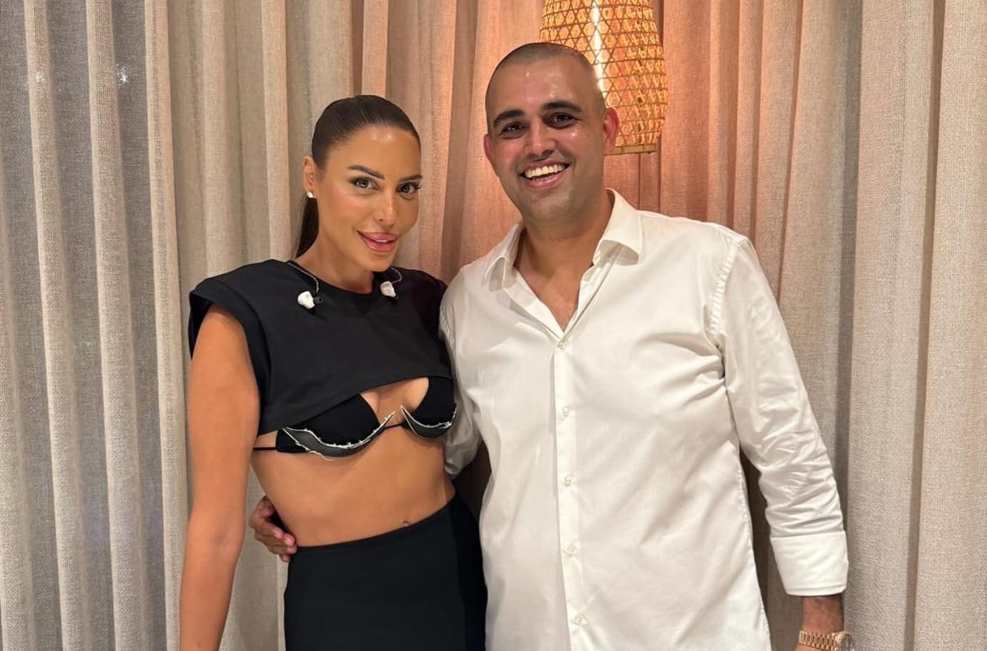 איש העסקים חמדאן דלהום והזמרת נסרין קדרי לאחר ההופעה. צילום: יח"צ