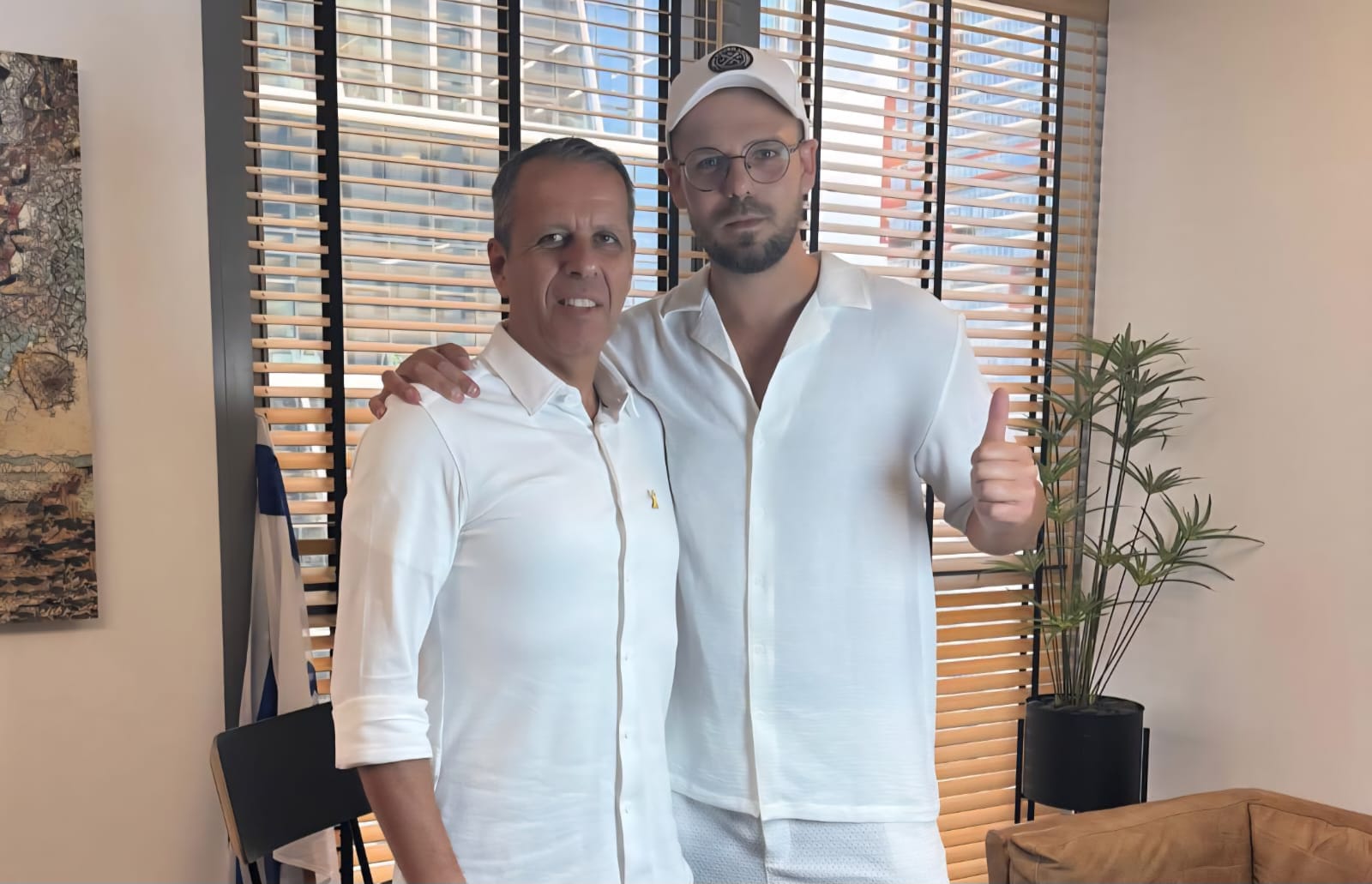 יועץ התקשורת הבכיר, רונן צור ויוליאן לוינסון. צילום: יח"צ