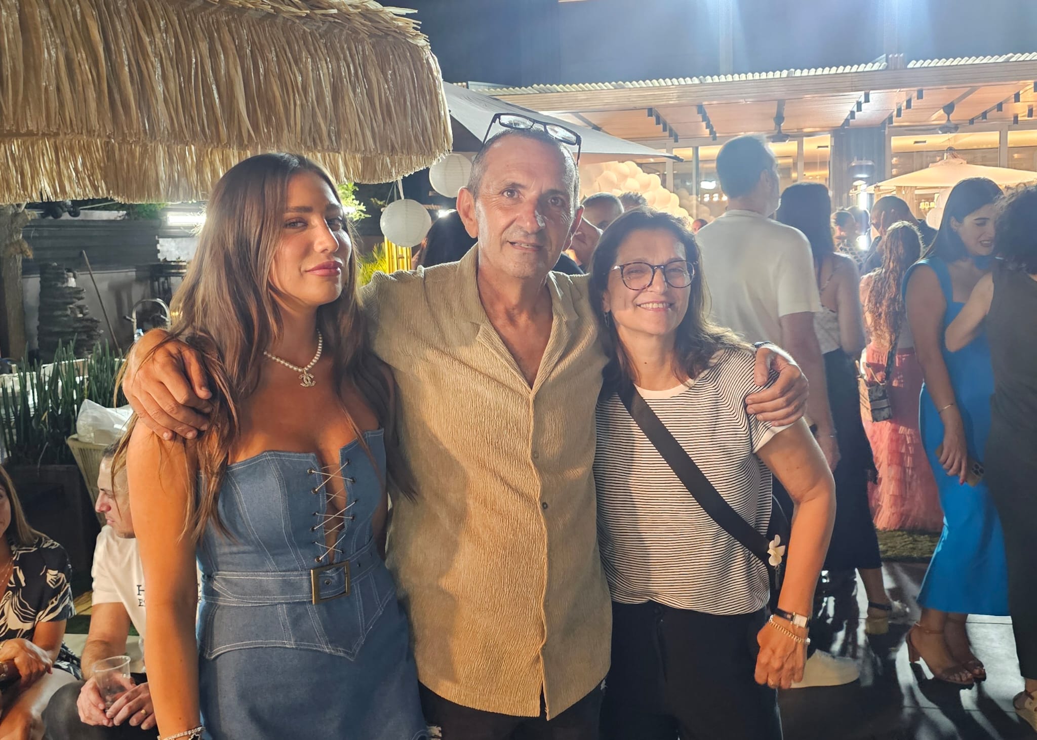 עדי צים לצד חברה ובתו ים צים (משמאל). צילום: מערכת "פוסט ניוז"