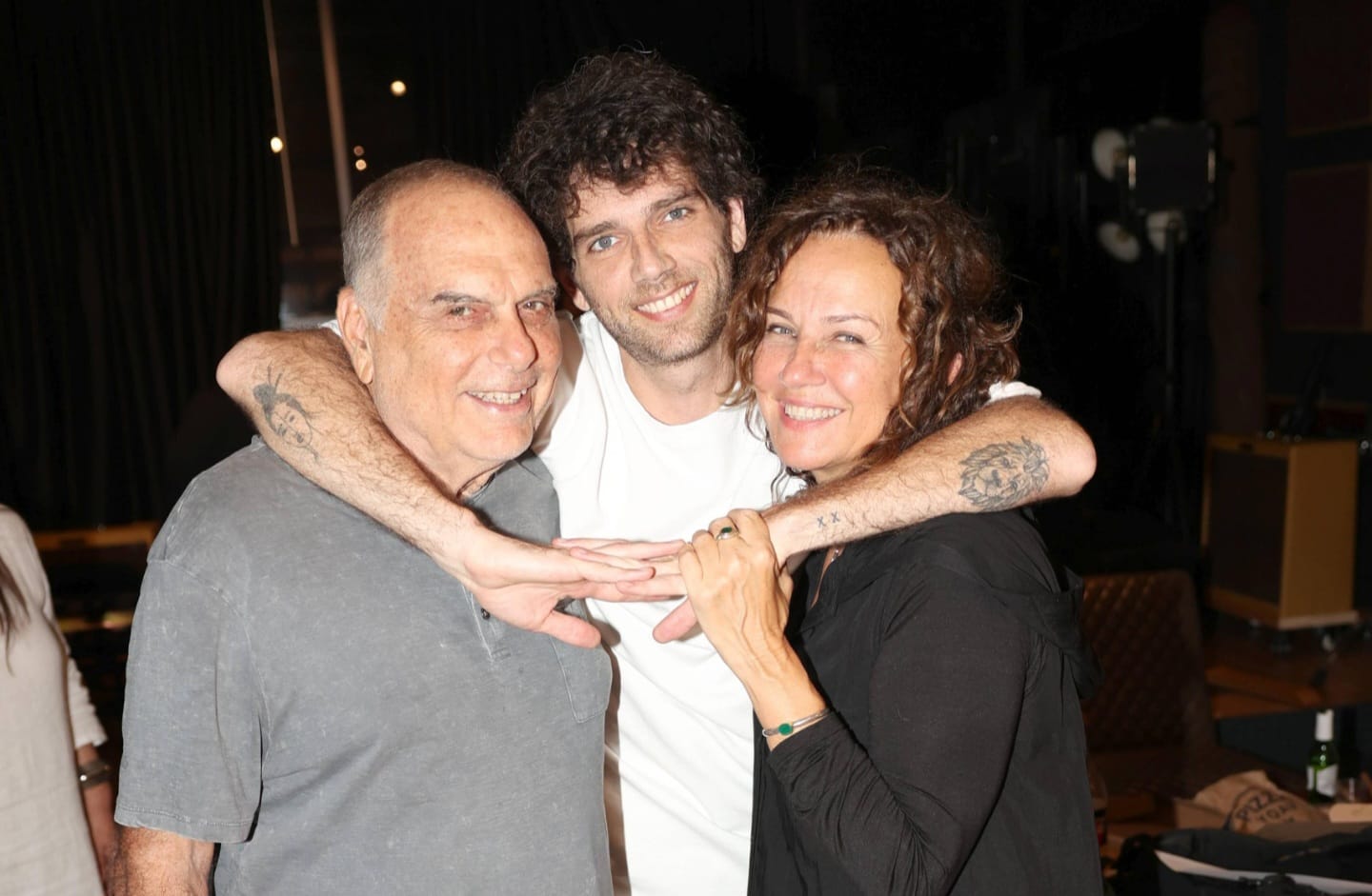 דניאל גרנט ביחד עם הוריו צופית ואברהם. צילום: אור גפן