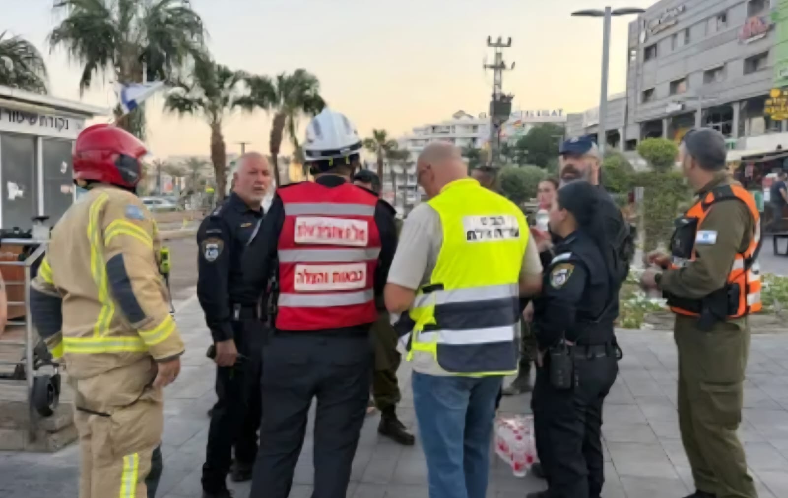 כוחות הצלה בזירת הפגיעה. צילום: דובר צה"ל