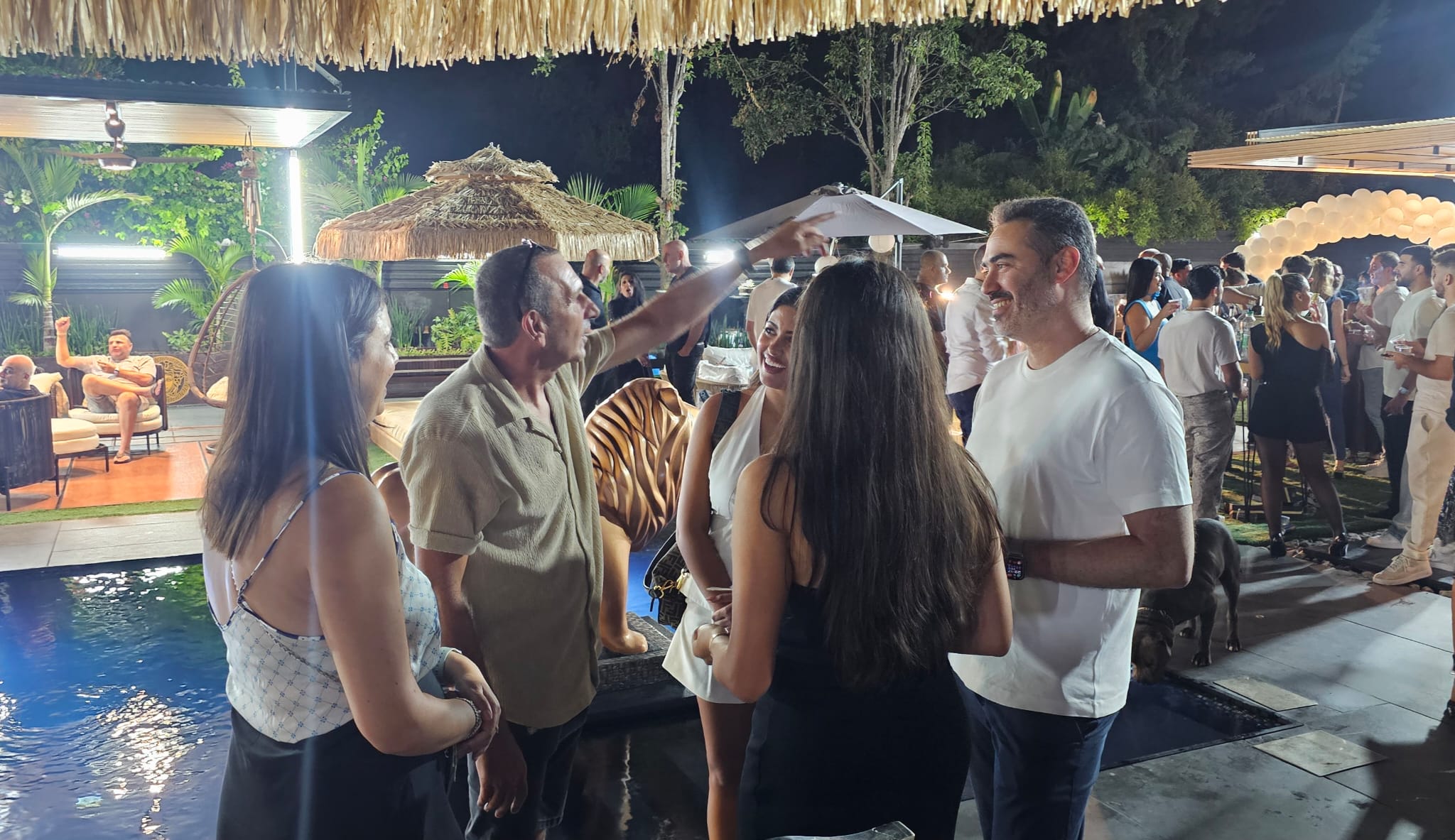 עדי צים עם חלק מארחי האירוע. צילום: מערכת "פוסט ניוז"