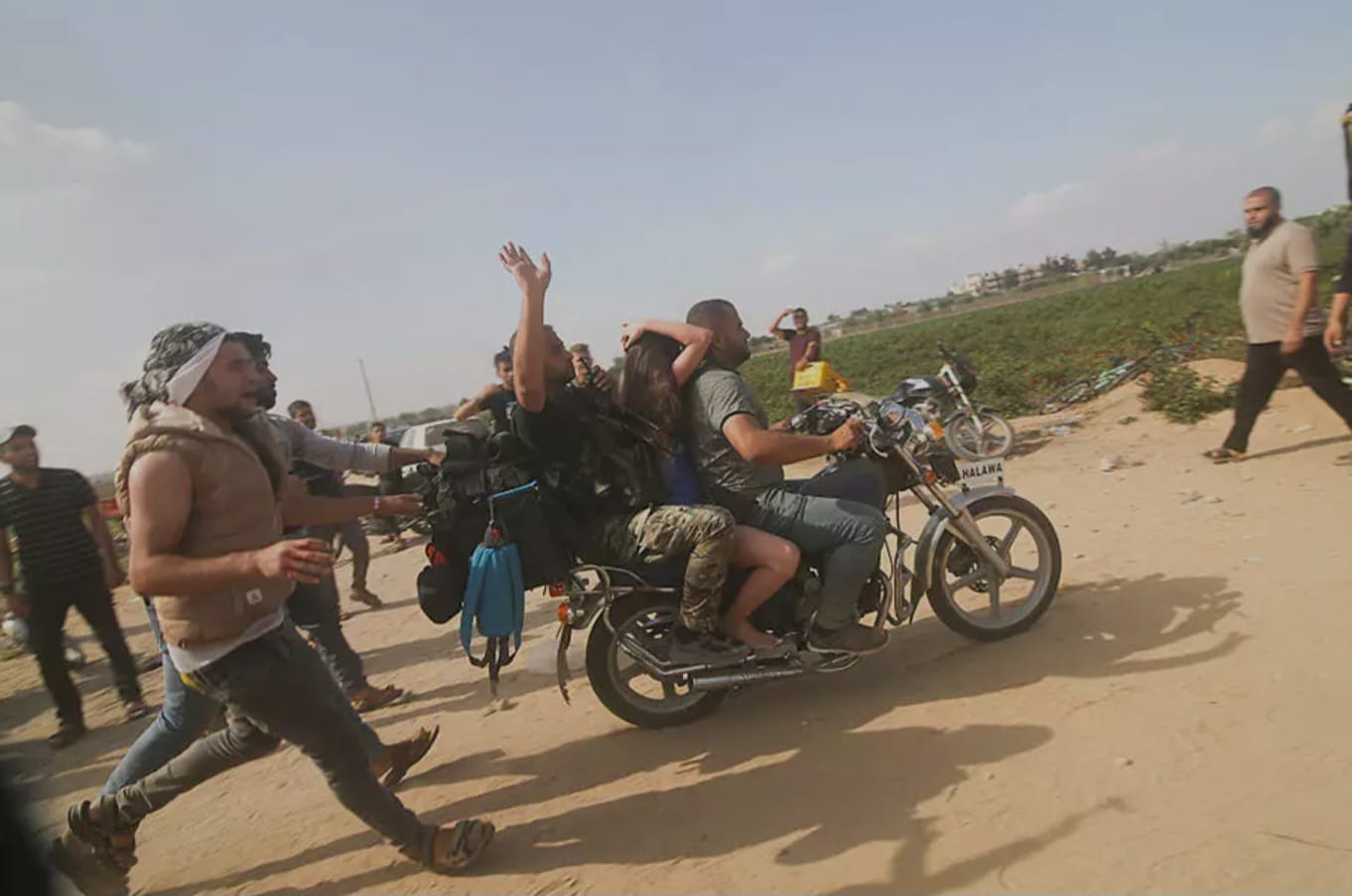 מחבלי חמאס השפלים בעת אחת החטיפות ב 7 באוקטובר. צילום: לפי סעיף 27 א'