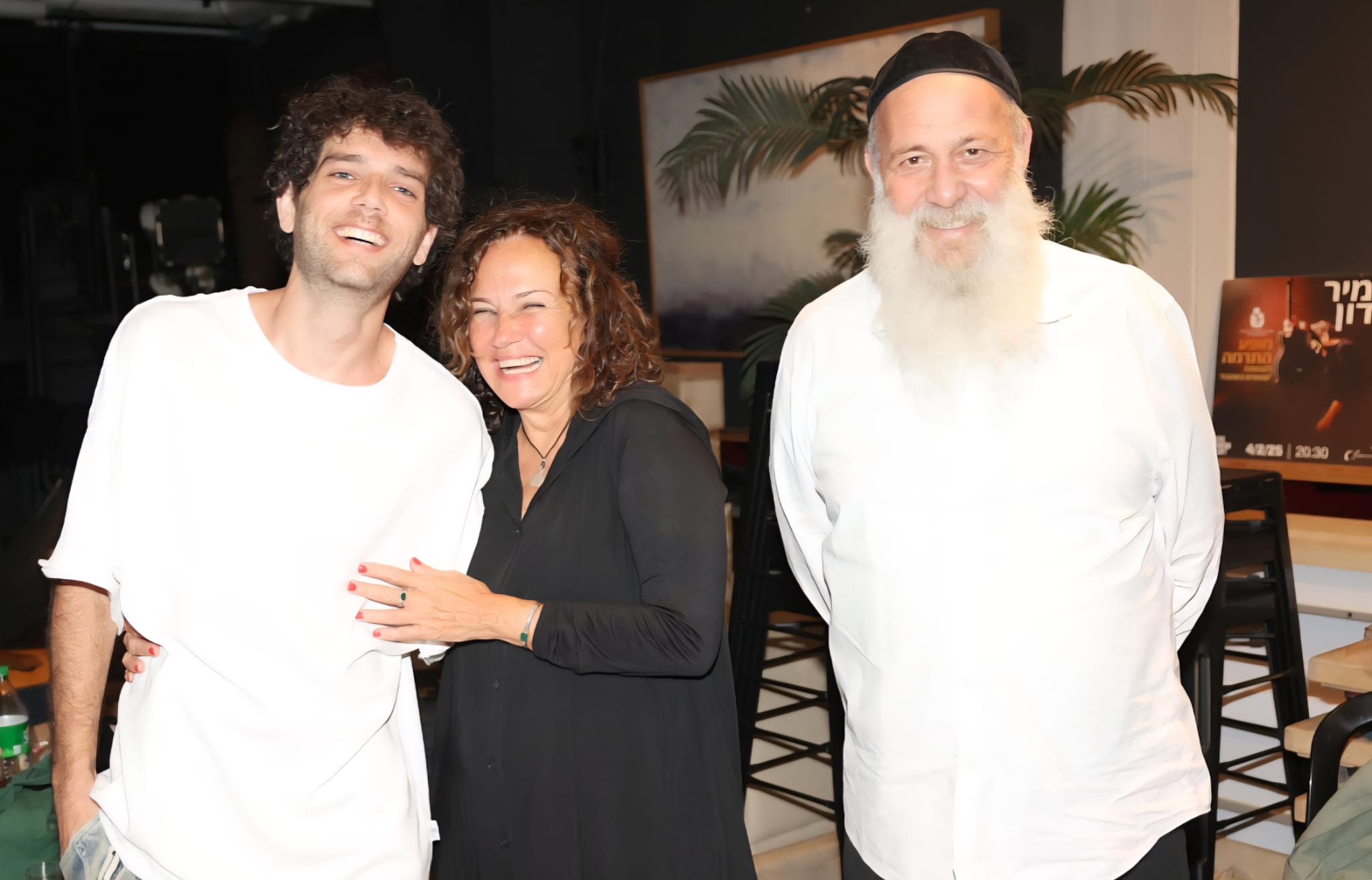 שולי רנד לצד צופית גרנט ודניאל גרנט. צילום: אור גפן