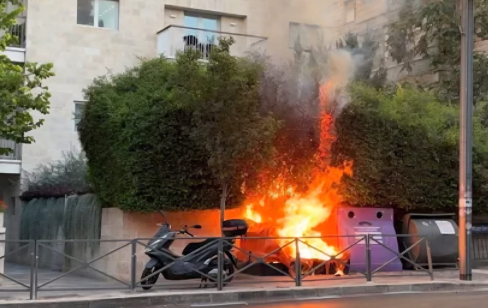 צמיגים בוערים ליד מעונו של רה"מ בנימין נתניהו. צילום: דוברות המשטרה