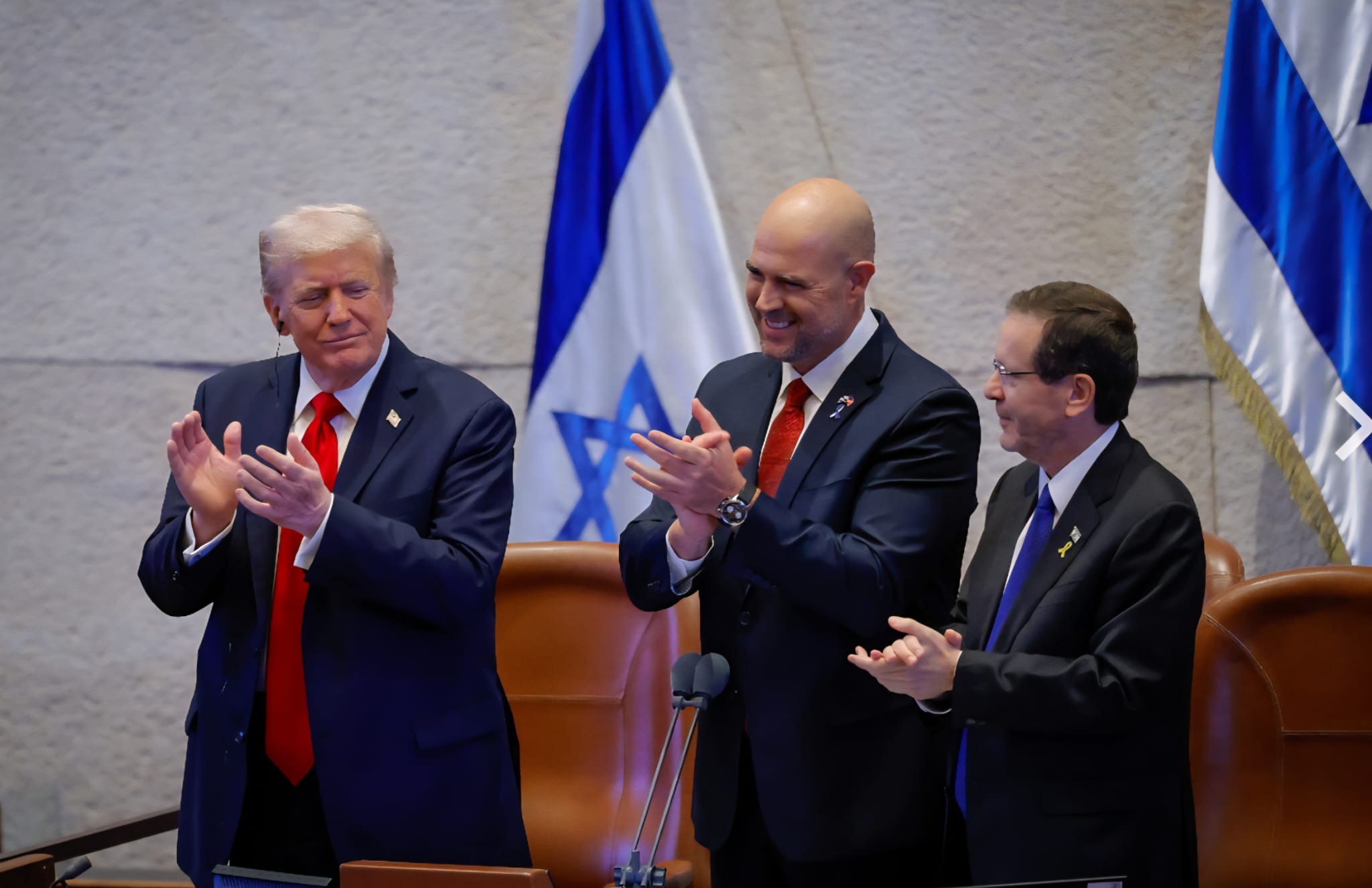 נשיא ארה"ב דונלד טראמפ נואם בכנסת לצד יו"ר הכסנת אמיר אוחנה והנשיא הרצוג. צילום: דוברות הכנסת