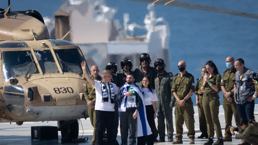 שורד השבי מתן אנגרסט לאחר הנחיתה. צילום: דובר צה״ל