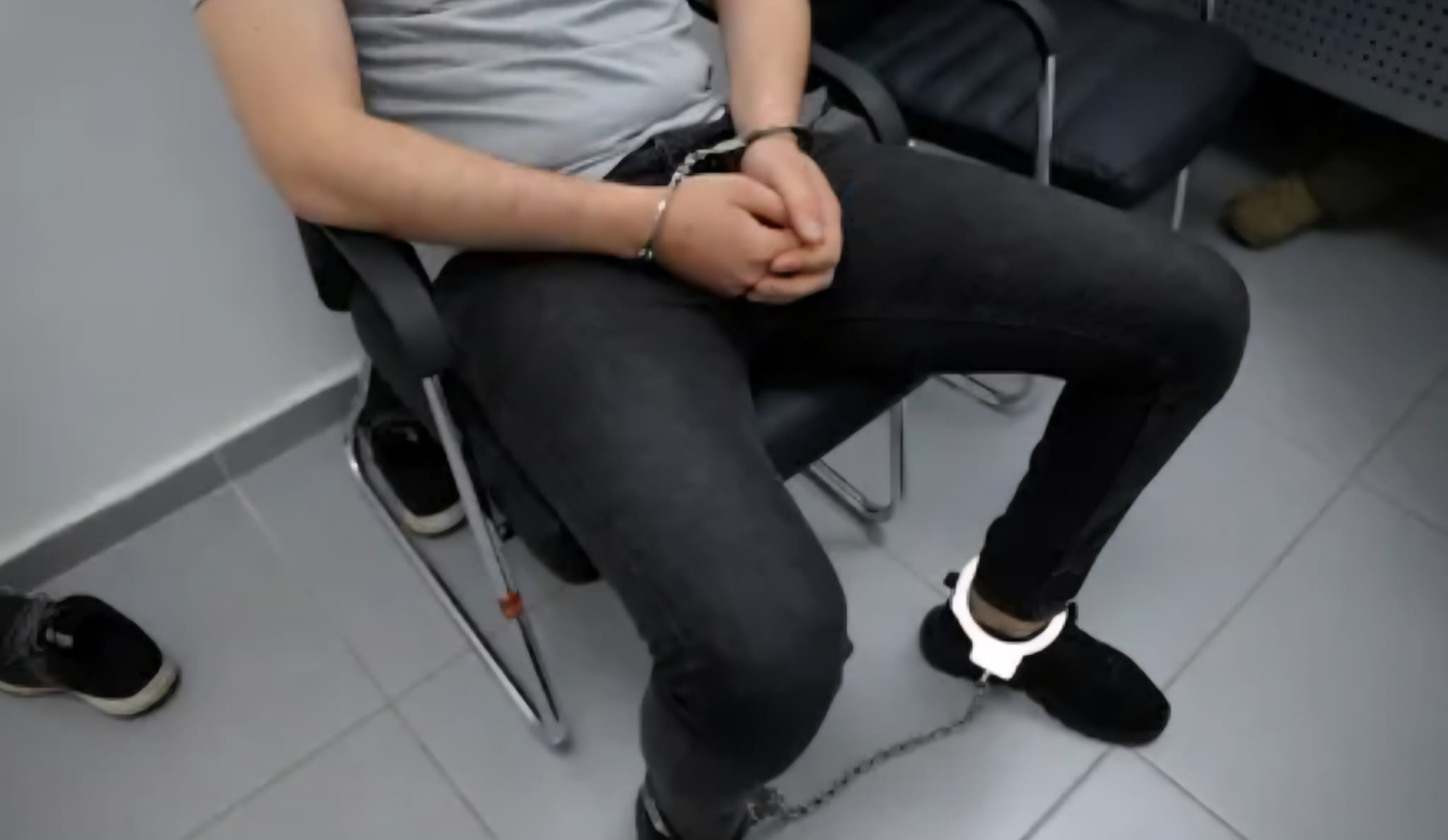 חשוד באזיקים. צילום: דוברות המשטרה