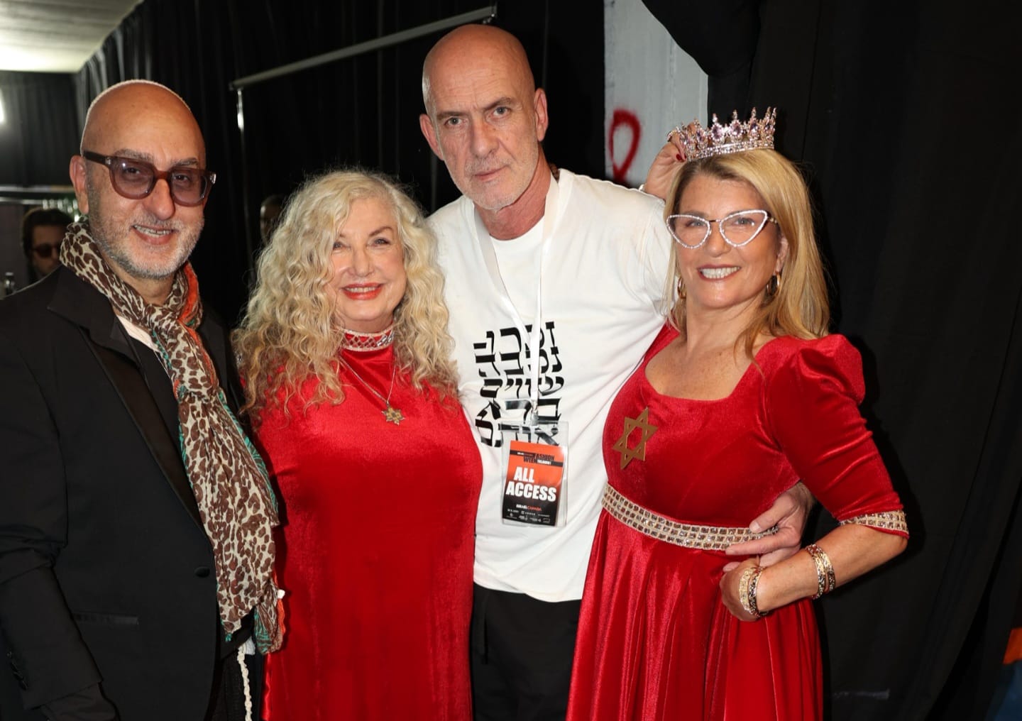 איש האופנה והמפיק, מוטי רייף והמעצב שלומי דדון לצד שרון אדם ואביב שמר. צילום: אור גפן