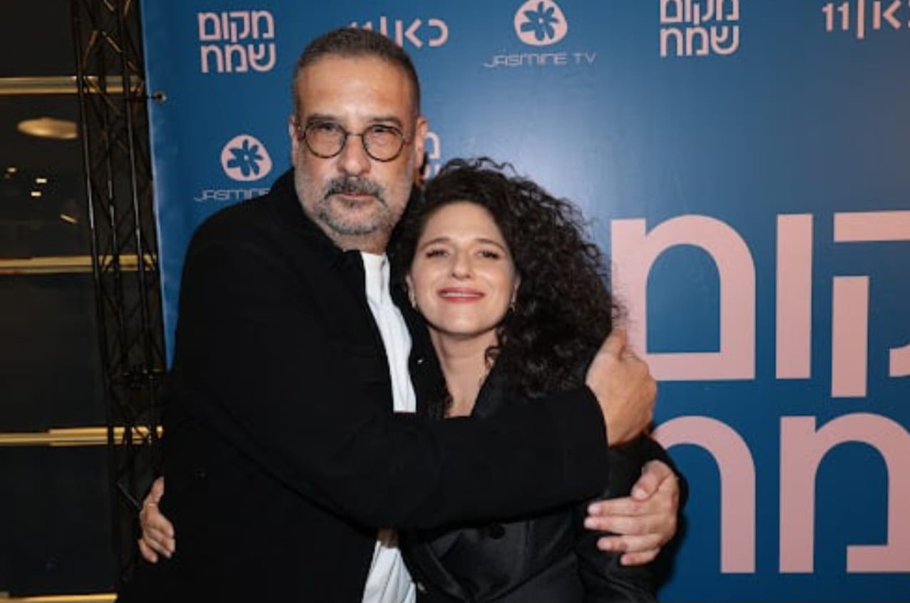 משיקים. נועה קולר ורם נהרי בפרימיירת הסדרה "מקום שמח". צילום: רפי דלויה