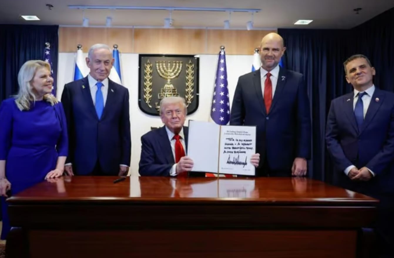 נשיא ארה"ב דונלד טראמפ חותם בספר האורחים של כנסת ישראל. צילום: דוברות הכנסת