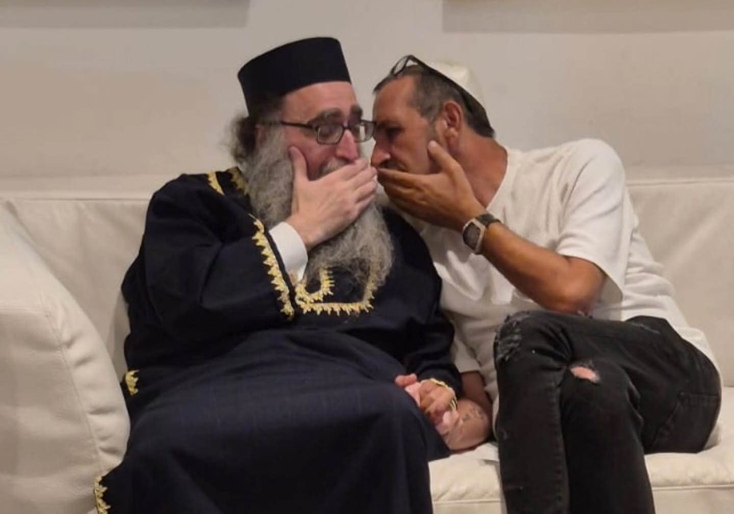 כבוד האדמו"ר והרב המקובל יאשיהו פינטו מברך ומשוחח עם איש העסקים עדי צים. צילום: יח"צ