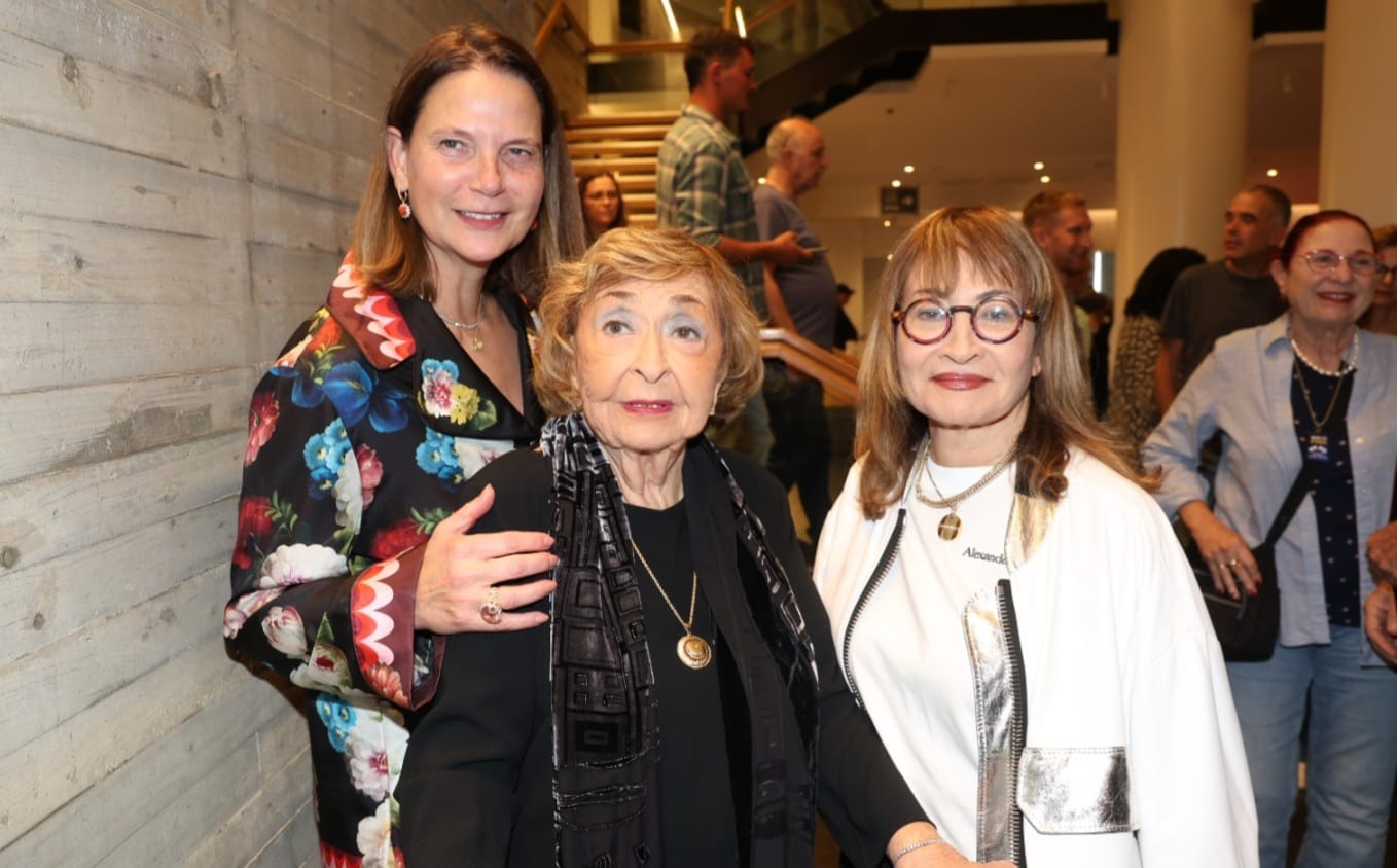 מנהלת התיאטרון ציפי פינס, ליה קניג והילה רהב. צילום: רפי דלויה