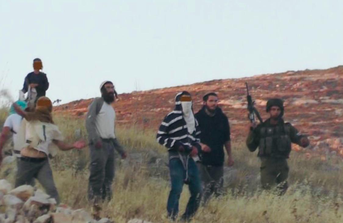 מתנחלים זורקים אבנים. צילום: מוניר קדוס\מסך רשתות חברתיות