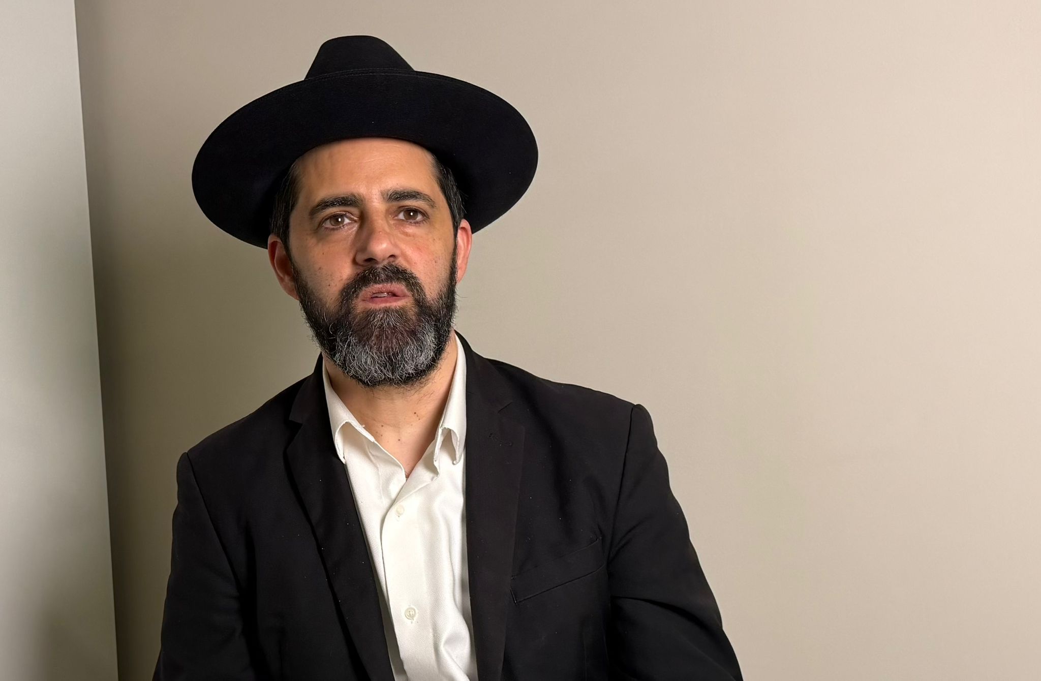 הרב המקובל יהונתן חן מסביר על מצוות נטילת ידיים של שחרית. צילום: מערכת "פוסט ניוז"