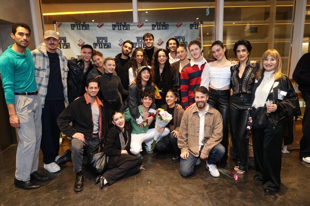 קאסט השחקנים "סיפור הפרברים". צילום: רפי דלויה