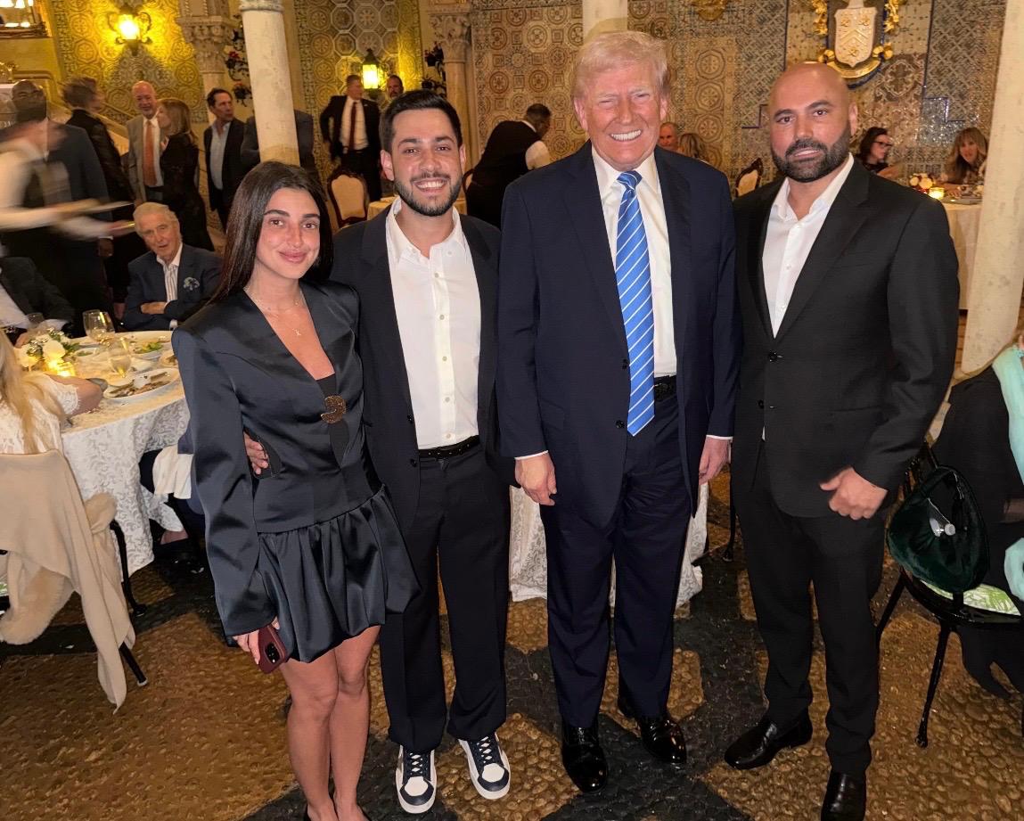 שורד השבי אלי-ה כהן עם ארוסתו ואיש העסקים שלומי איבגי לצד נשיא ארה"ב, דונלד טראמפ. צילום: אור גפן תקשורת