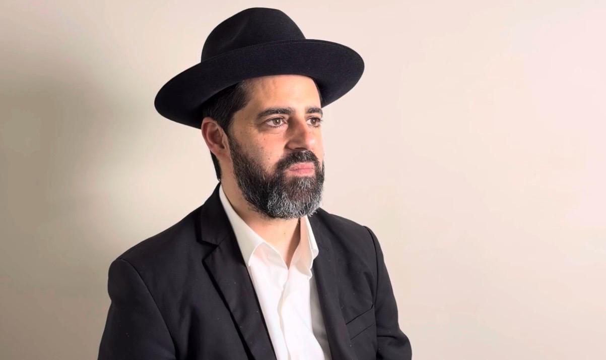 הרב יהונתן חן עם זמני הדלקת נרות השבת ופרשת השבוע. צילום: יח"צ