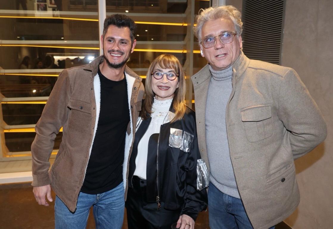 מנהלת התיאטרון ציפי פינס לצד ליאור אשכנזי ועופר חיון. צילום: רפי דלויה