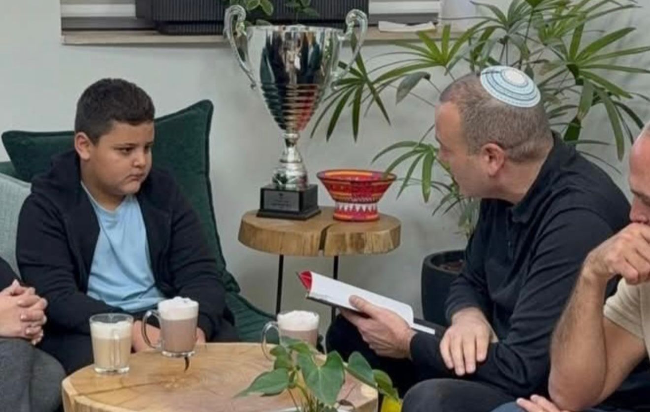 ראש העיר מתן דיל משוחח ומקשיב לבקשותיו של הילד אריאל. צילום: יח"צ