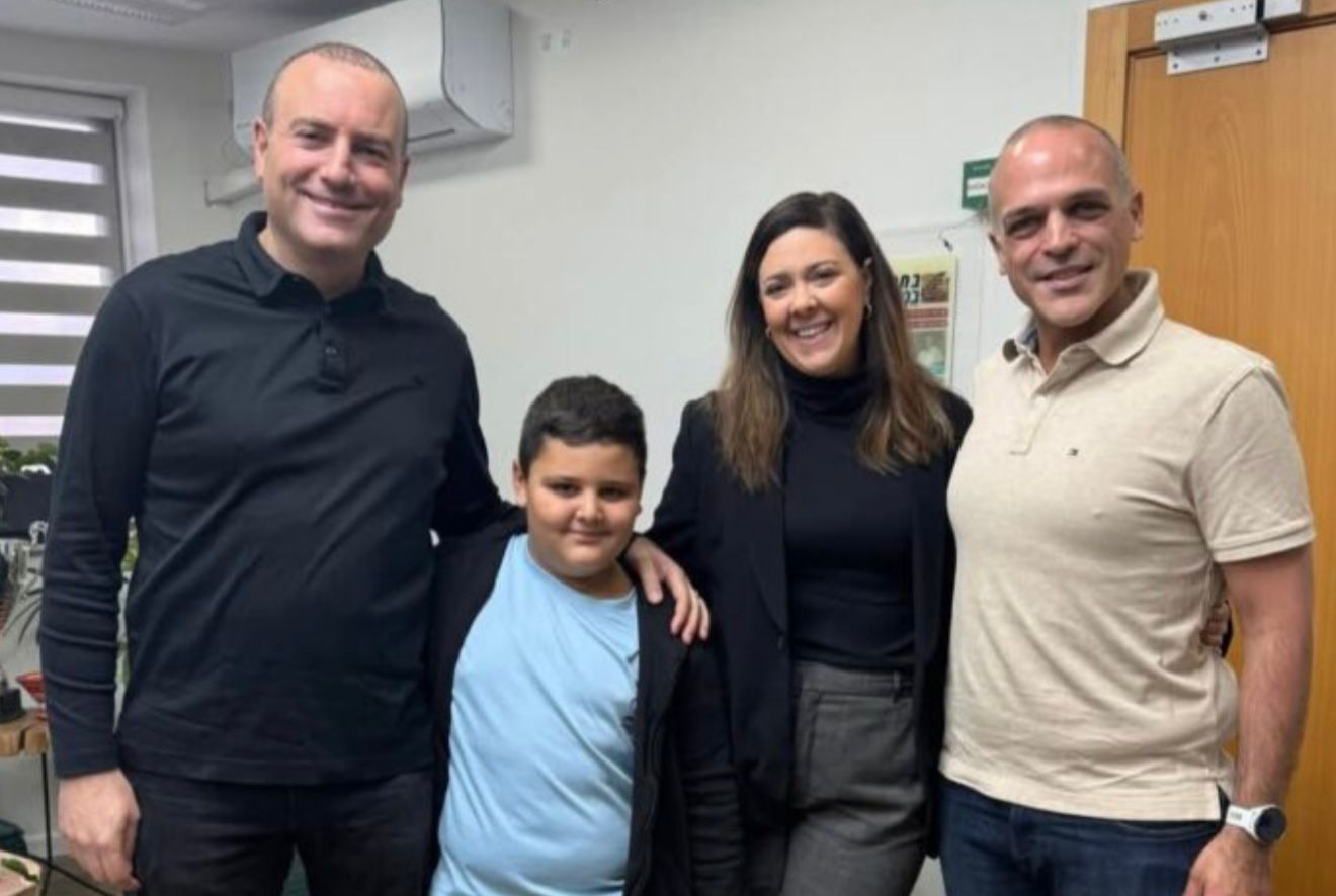 ראש העיר מתן דיל ביחד עם הילד אריאל והוריו. צילום: יח"צ