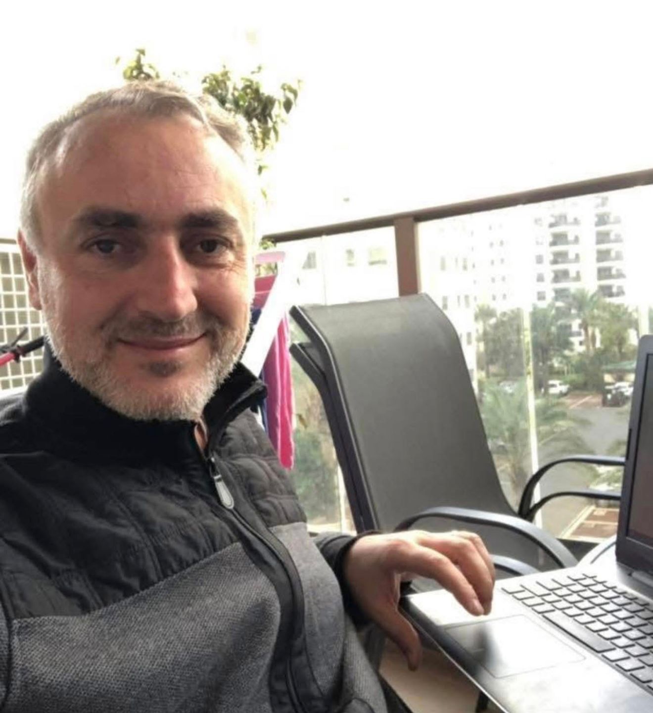 פעיל הימין הקיצוני, התסריטאי מני אסייג. צילום: מסך רשתות חברתיות