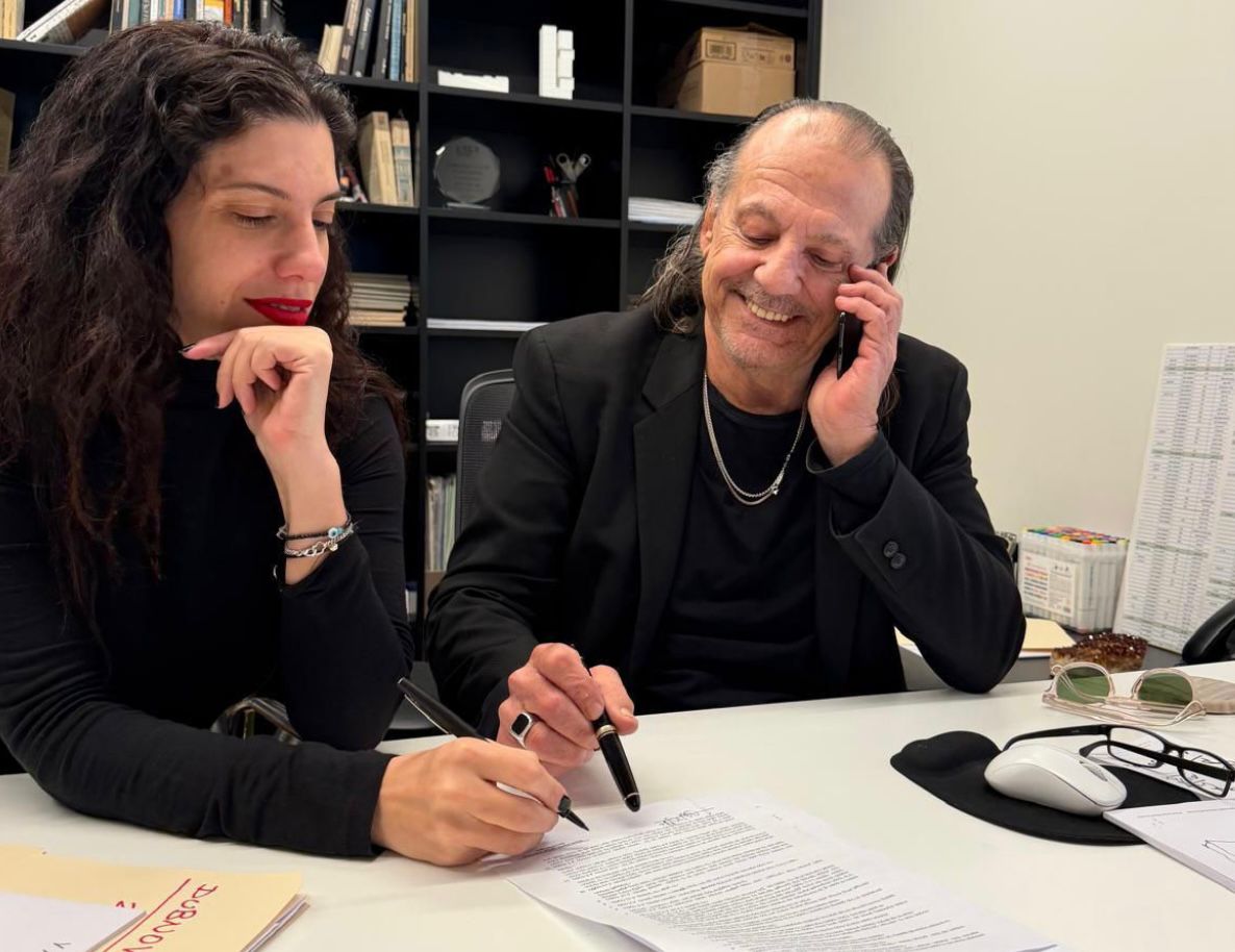 אבנר ישר ואשתו עדי בחתימת החוזה. צילום: יח״צ\מסך אתר "אייס"