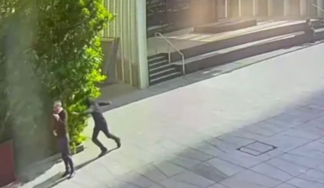 תיעוד פיגוע הדקירה. צילום: לפי סעיף 27 א'