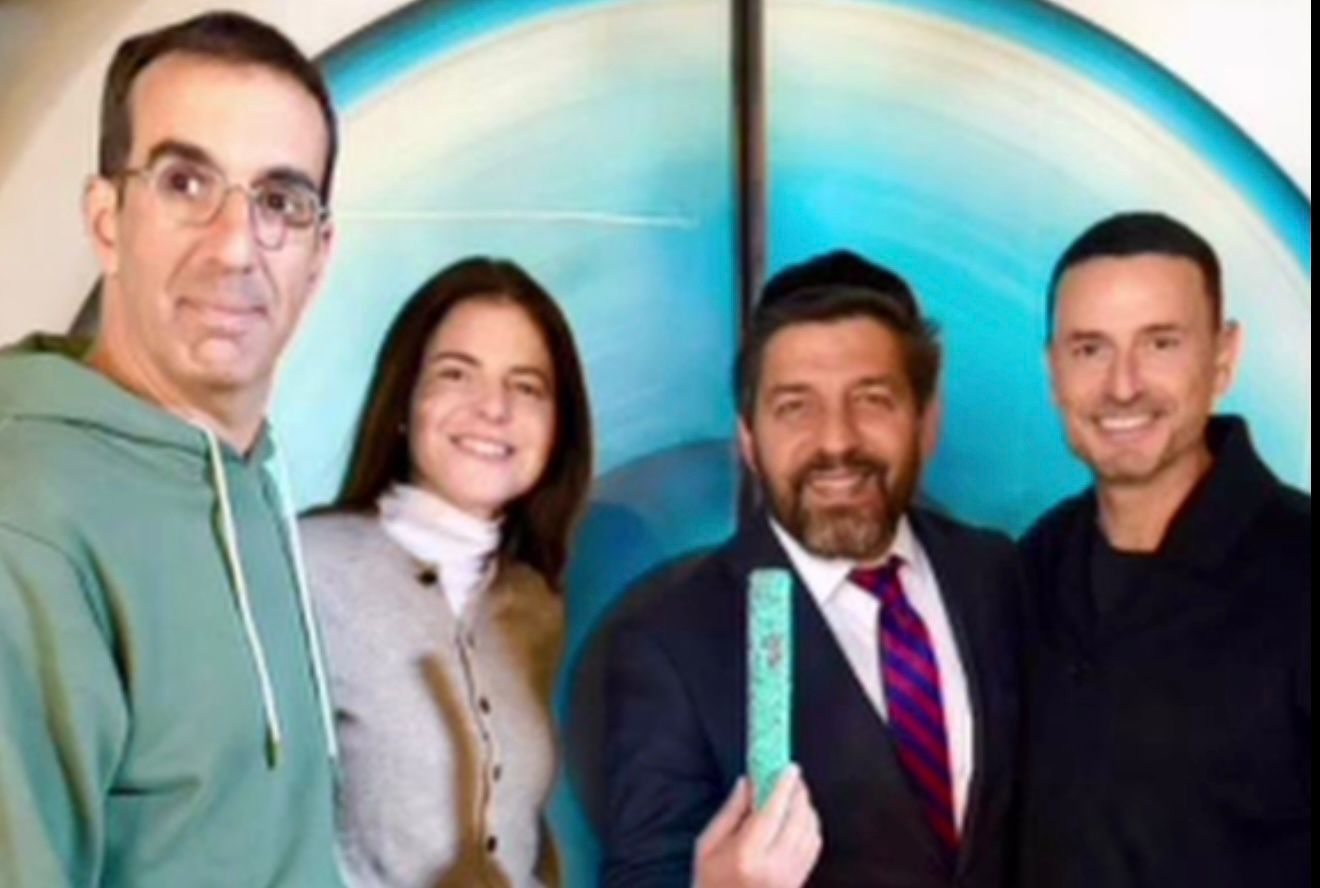 טקס קביעת מזוזה בבית "האח הגדול". צילום: מסך אינסטא "דוס סלבס"