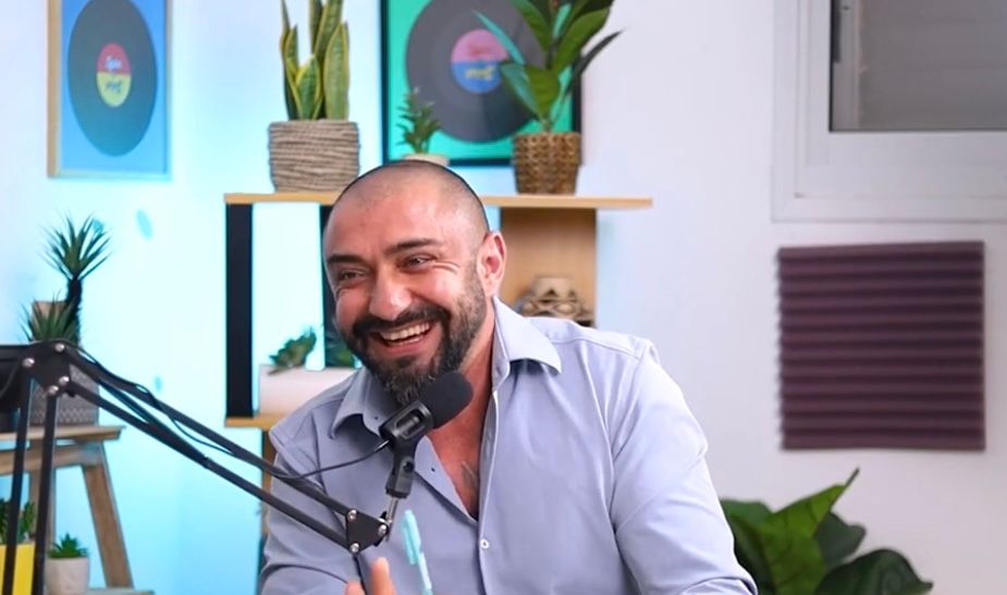 פעיל הימין אלירן דהן. צילום: מסך רשתות חברתיות\מסך הפודקאסט "בסלון של שרון"