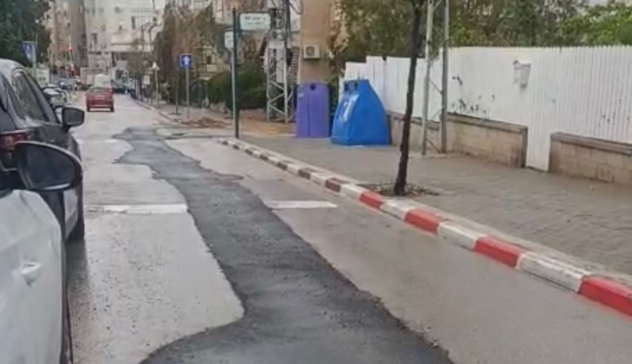 הכביש הפגום ברח' גורדון המרכזי בעיר רחובות. צילום: מערכת "פוסט ניוז"