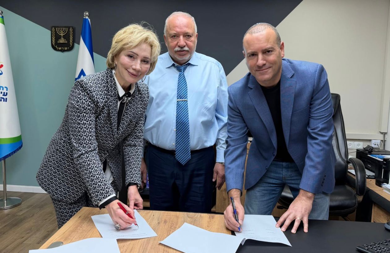 ראש העיר רחובות מתן דיל לצד יוליה קפלן וח"כ אביגדור ליברמן יו"ר "ישראל ביתנו". צילום: עיריית רחובות